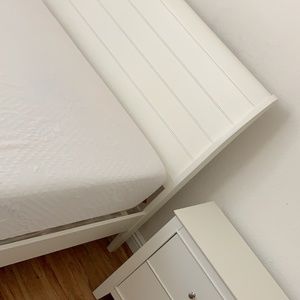white wooden bedroom set comes with matress.